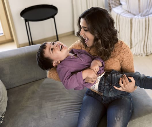 Mamá cargando a su hijo Mamá cargando a su hijo