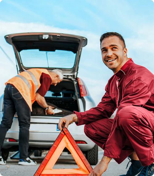 Joven sonriente bajando de un auto