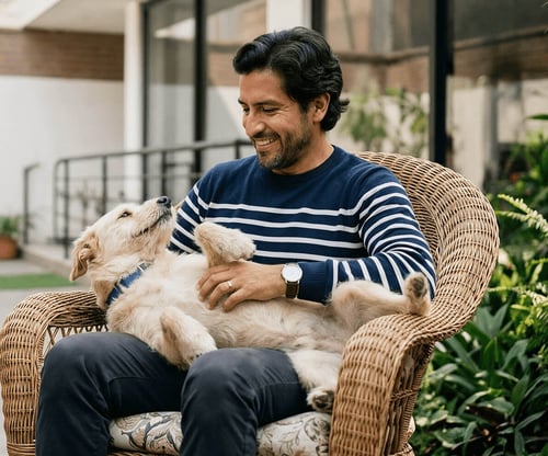 Padre y perrito disfrutando seguro vida flexible