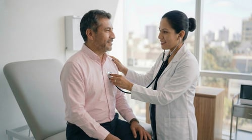ride-img-salud-medica-revisando-cuello-paciente.jpg